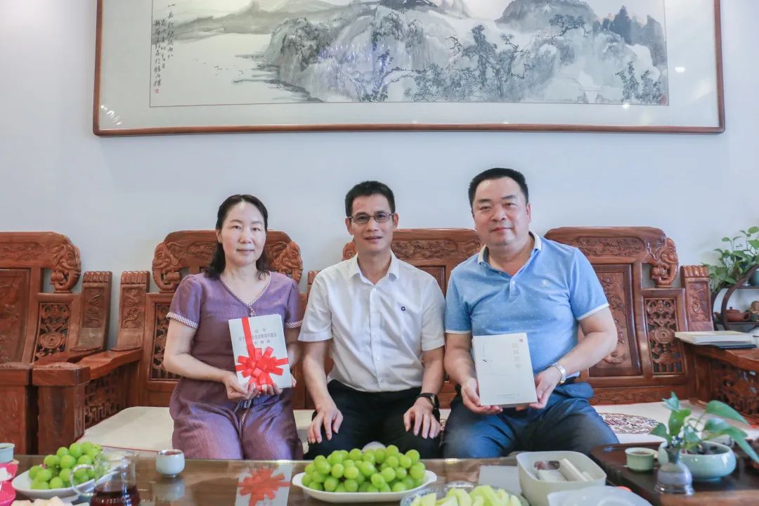 7月27日集團(tuán)公司黨委書記、董事長(zhǎng)蔡勇（中）到閉忠敏家中開展廉政家訪并贈(zèng)送家風(fēng)家訓(xùn)書籍